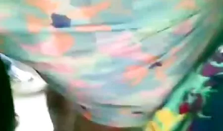Czarna dziewczyna otwiera jej mokrej cipki i szeroki darmowe sexfilmiki